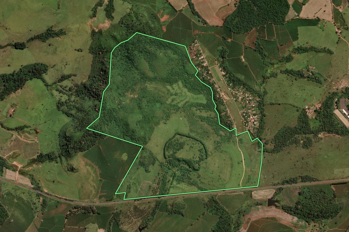 Imagem de satélite do imóvel rural em Itirapuã (SP), com o contorno declarado no CAR desenhado por cima.