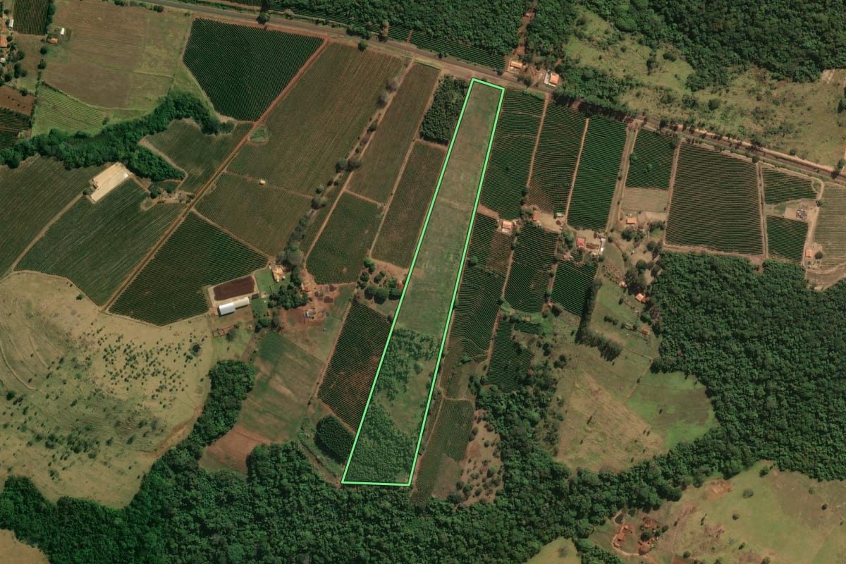 Imagem de satélite do imóvel rural em Itirapuã (SP), com o contorno declarado no CAR desenhado por cima.