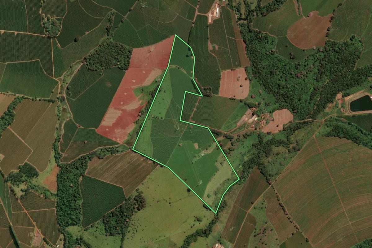 Imagem de satélite do imóvel rural em Itirapuã (SP), com o contorno declarado no CAR desenhado por cima.
