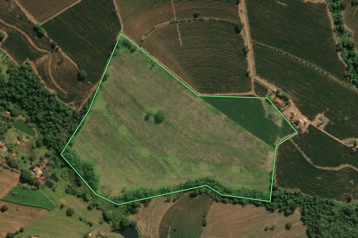 Imagem de satélite do imóvel rural em Itirapuã (SP), com o contorno declarado no CAR desenhado por cima.