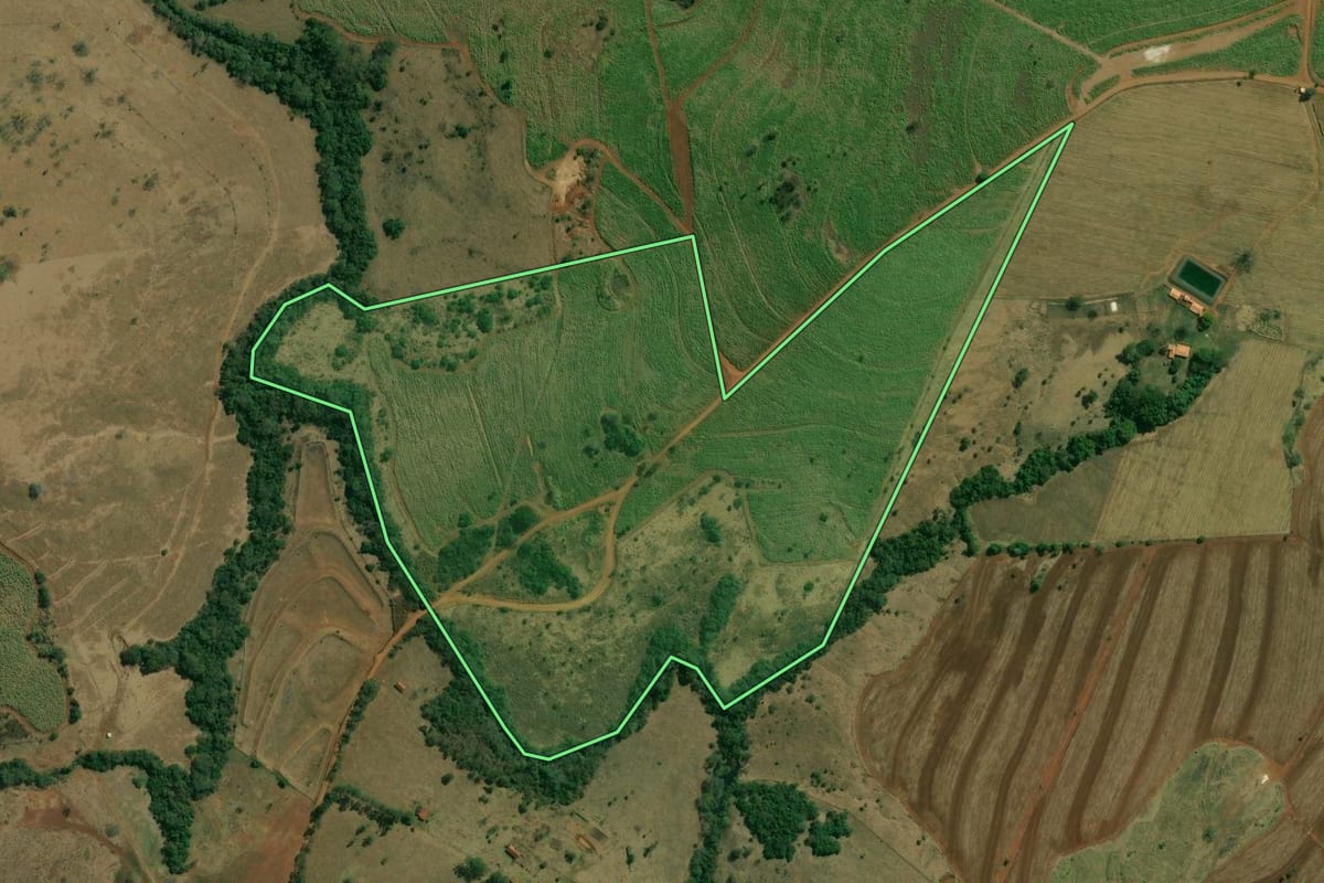 Imagem de satélite do imóvel rural em Itirapuã (SP), com o contorno declarado no CAR desenhado por cima.