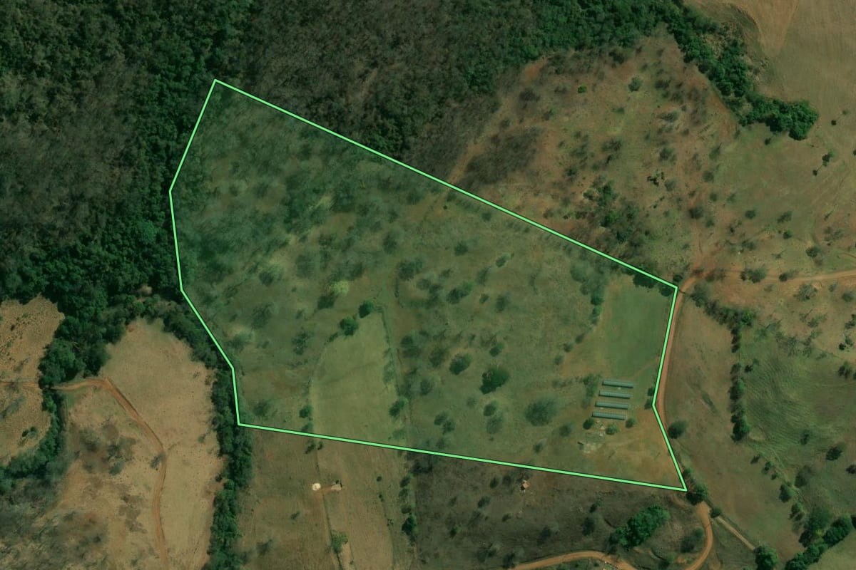 Imagem de satélite do imóvel rural em Itirapuã (SP), com o contorno declarado no CAR desenhado por cima.