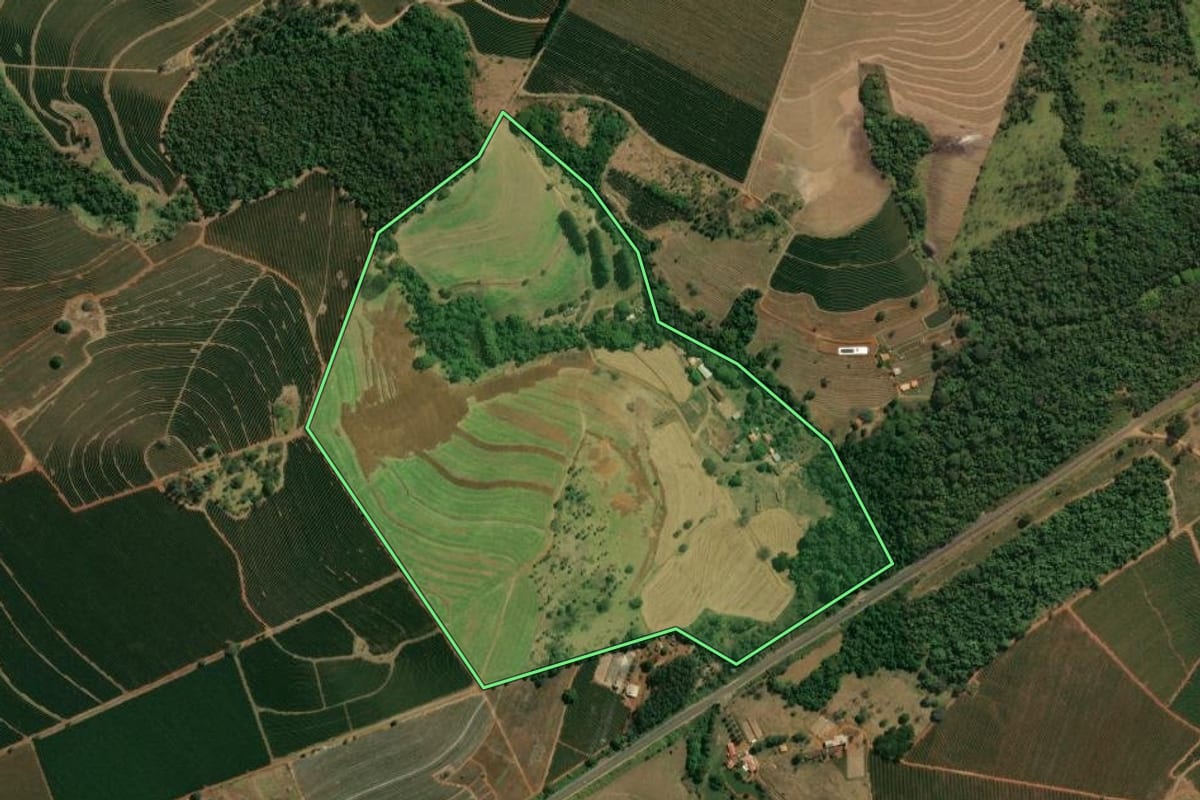 Imagem de satélite do imóvel rural em Itirapuã (SP), com o contorno declarado no CAR desenhado por cima.