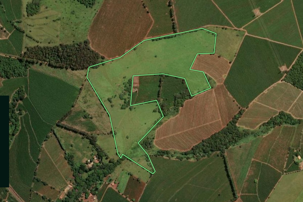 Imagem de satélite do imóvel rural em Itirapuã (SP), com o contorno declarado no CAR desenhado por cima.