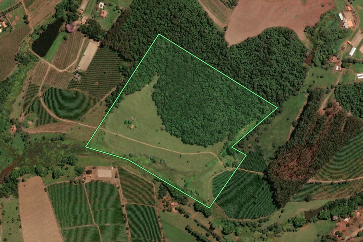 Imagem de satélite do imóvel rural em Itirapuã (SP), com o contorno declarado no CAR desenhado por cima.