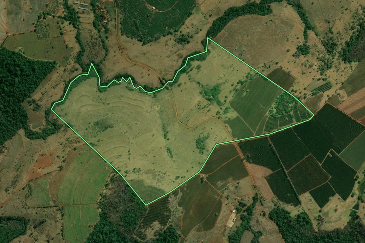 Imagem de satélite do imóvel rural em Itirapuã (SP), com o contorno declarado no CAR desenhado por cima.
