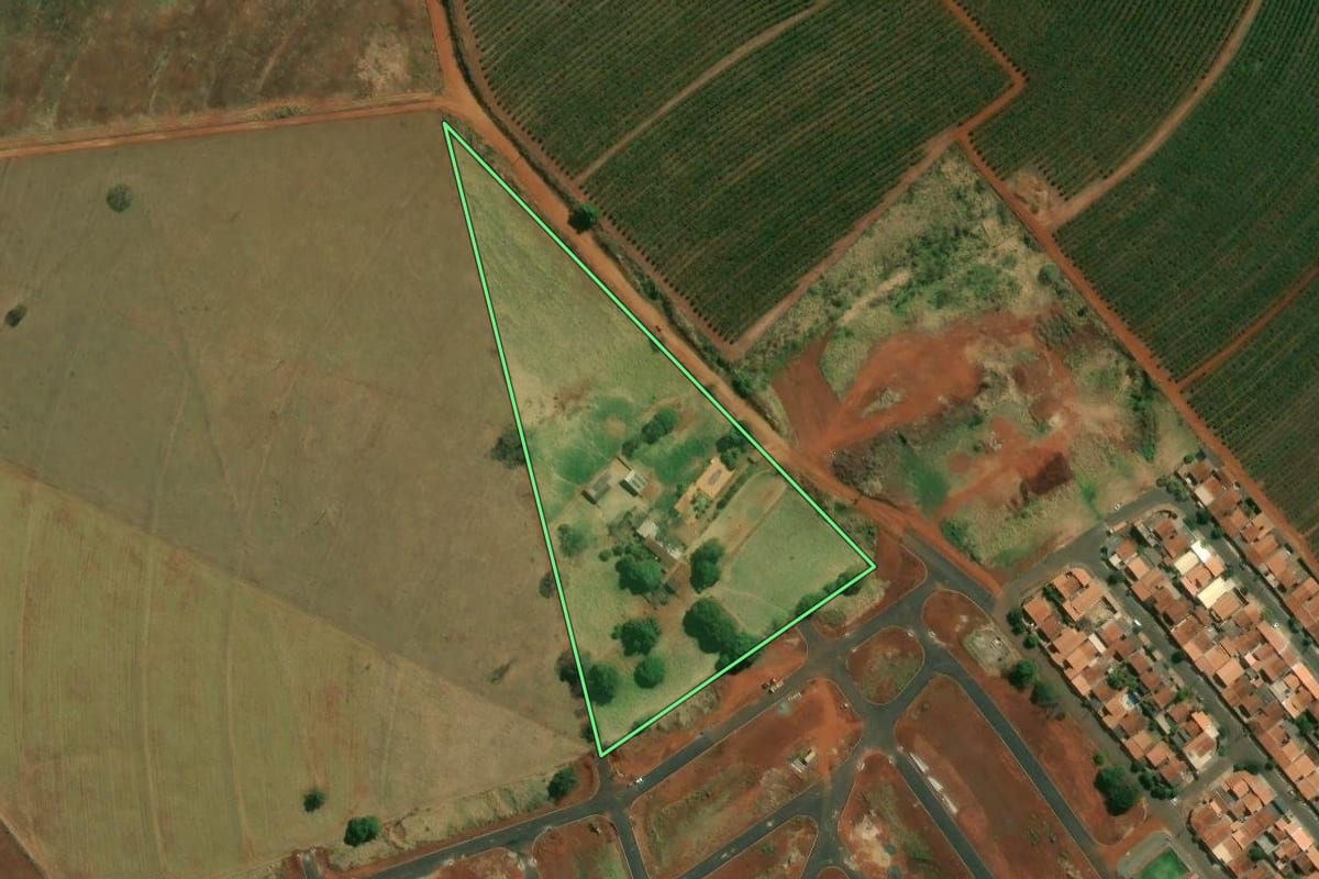 Imagem de satélite do imóvel rural em Itirapuã (SP), com o contorno declarado no CAR desenhado por cima.