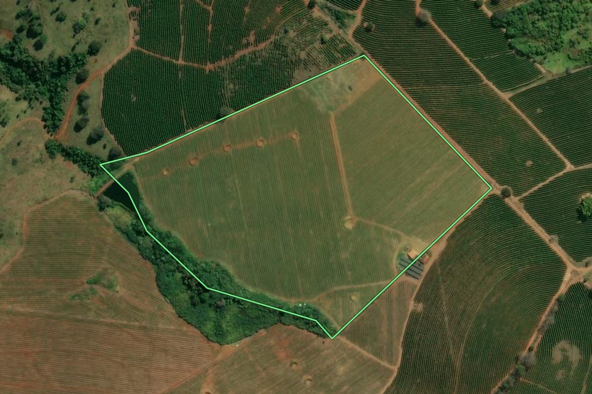 Imagem de satélite do imóvel rural em Itirapuã (SP), com o contorno declarado no CAR desenhado por cima.