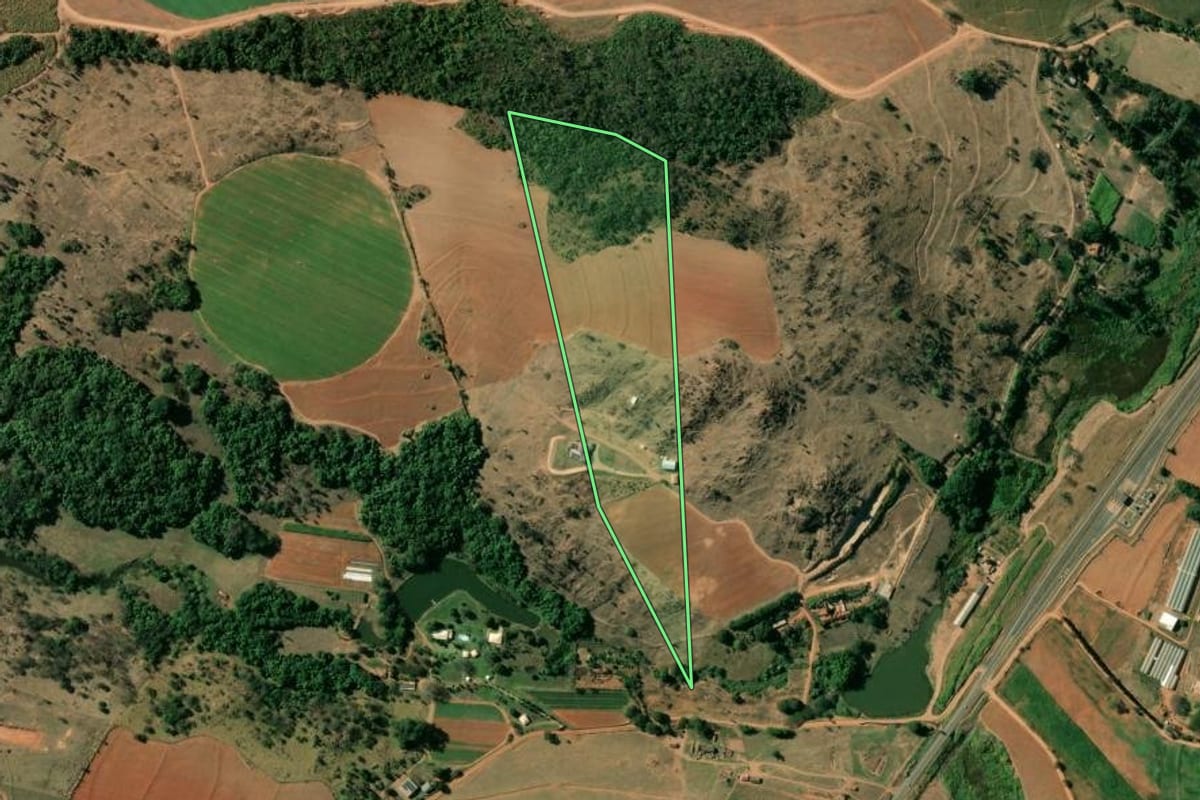 Imagem de satélite do imóvel rural em Itobi (SP), com o contorno declarado no CAR desenhado por cima.