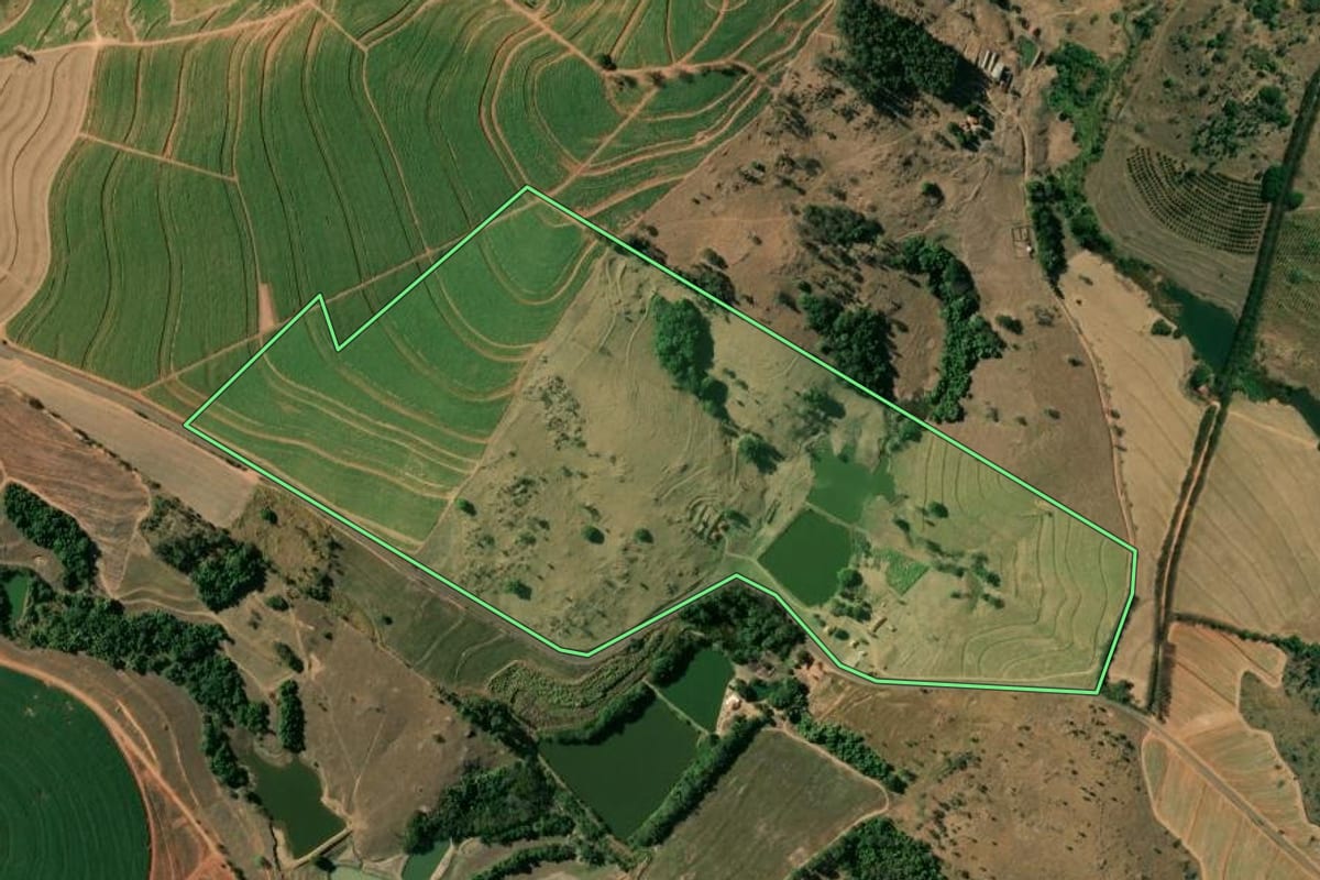 Imagem de satélite do imóvel rural em Itobi (SP), com o contorno declarado no CAR desenhado por cima.