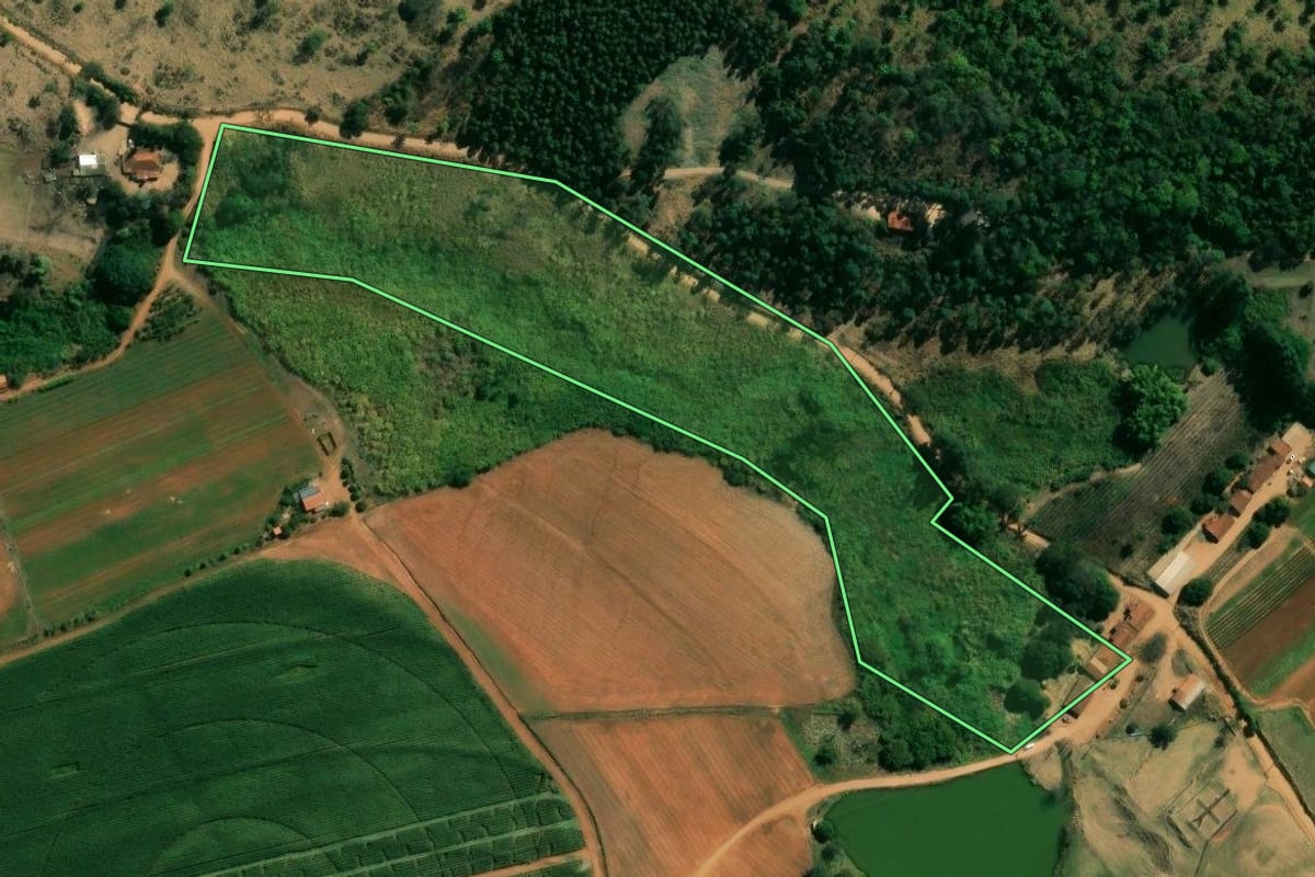 Imagem de satélite do imóvel rural em Itobi (SP), com o contorno declarado no CAR desenhado por cima.