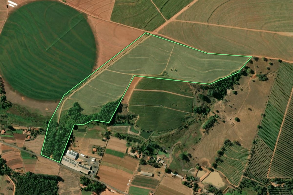 Imagem de satélite do imóvel rural em Itobi (SP), com o contorno declarado no CAR desenhado por cima.