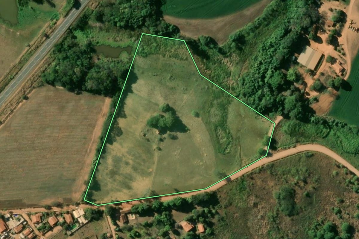 Imagem de satélite do imóvel rural em Itobi (SP), com o contorno declarado no CAR desenhado por cima.