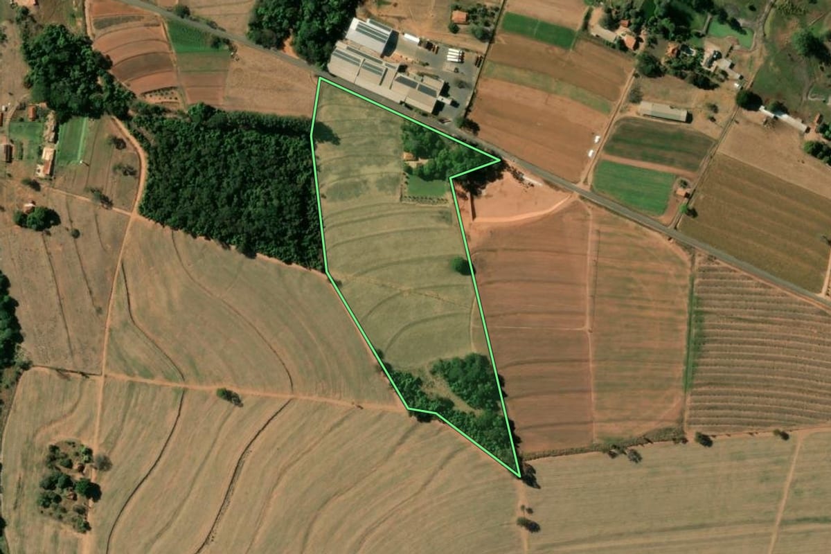 Imagem de satélite do imóvel rural em Itobi (SP), com o contorno declarado no CAR desenhado por cima.