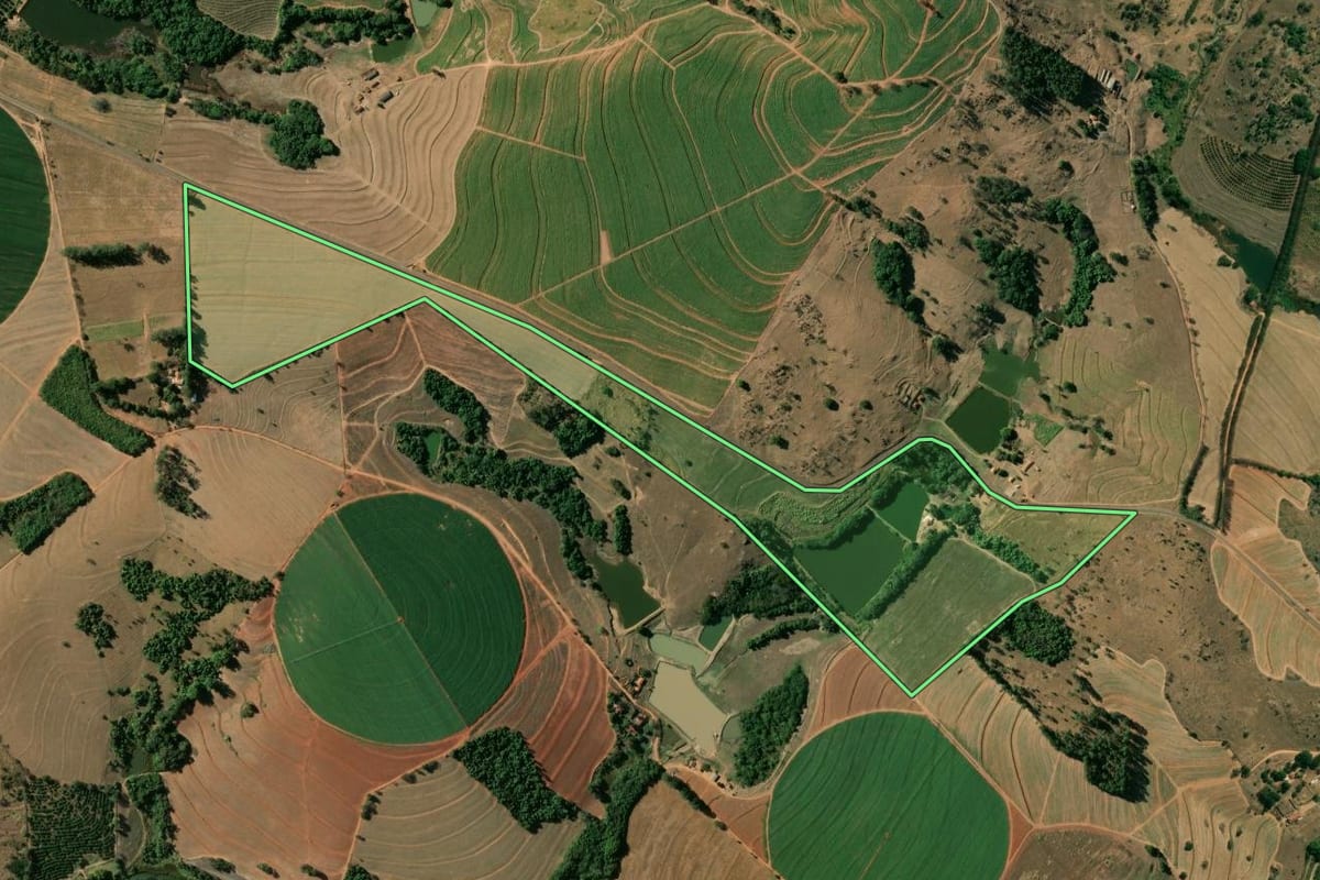 Imagem de satélite do imóvel rural em Itobi (SP), com o contorno declarado no CAR desenhado por cima.