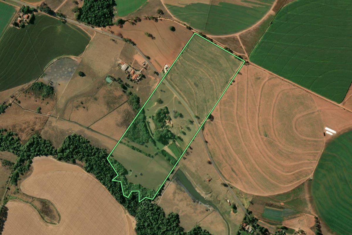 Imagem de satélite do imóvel rural em Itobi (SP), com o contorno declarado no CAR desenhado por cima.
