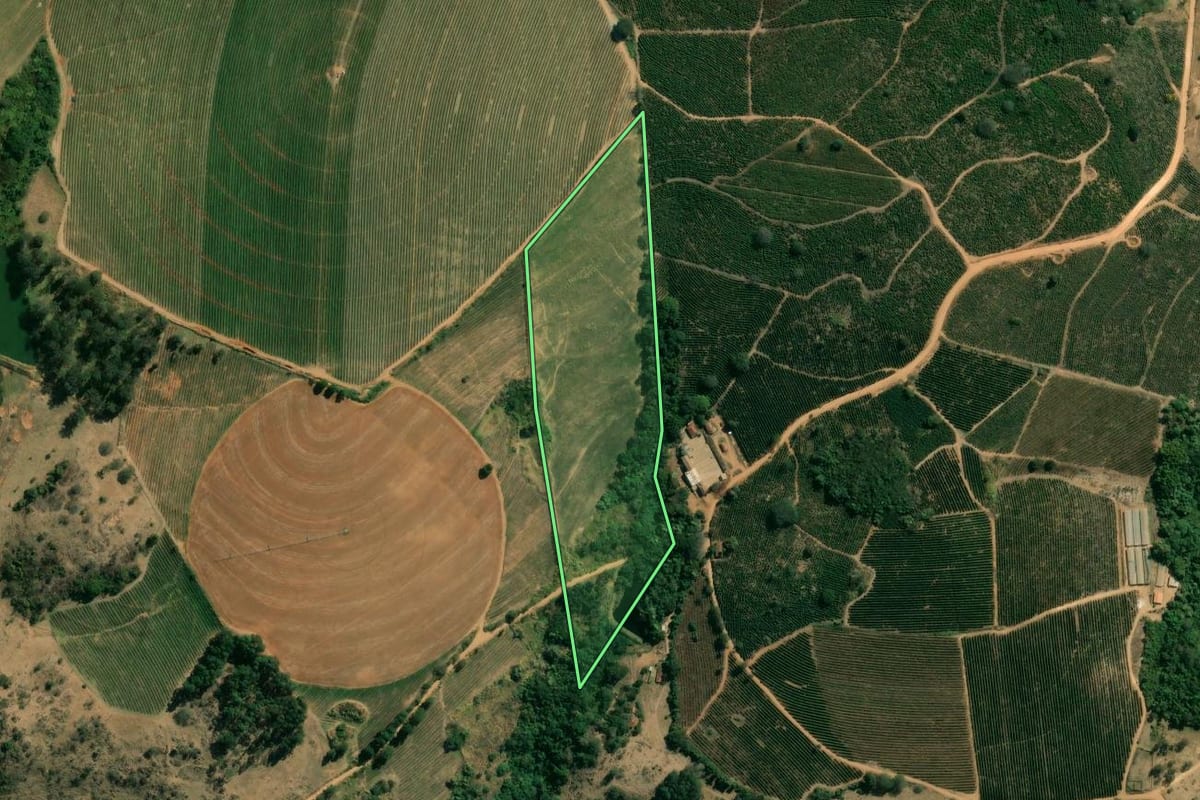 Imagem de satélite do imóvel rural em Itobi (SP), com o contorno declarado no CAR desenhado por cima.