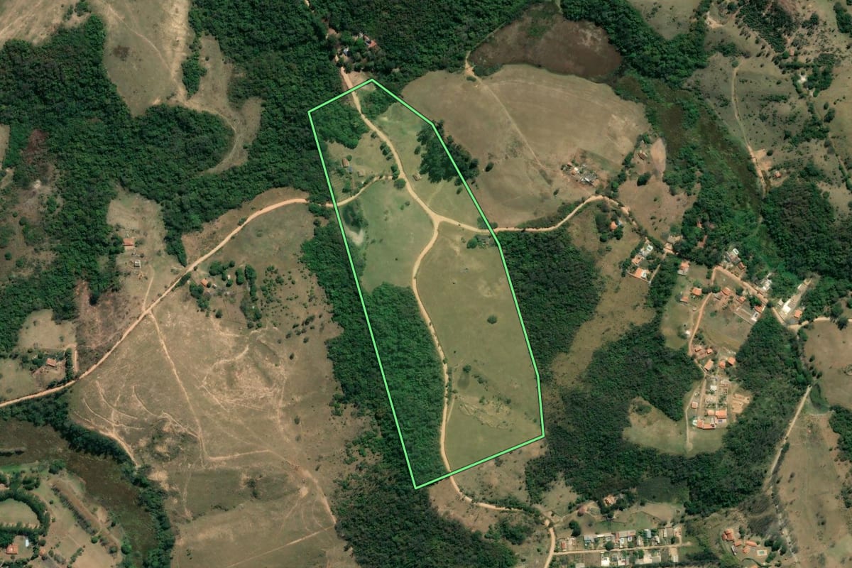 Imagem de satélite do imóvel rural em Itu (SP), com o contorno declarado no CAR desenhado por cima.