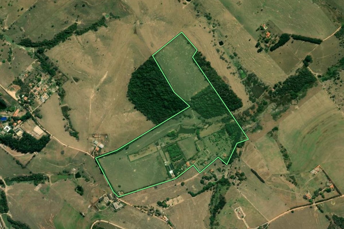 Imagem de satélite do imóvel rural em Itu (SP), com o contorno declarado no CAR desenhado por cima.
