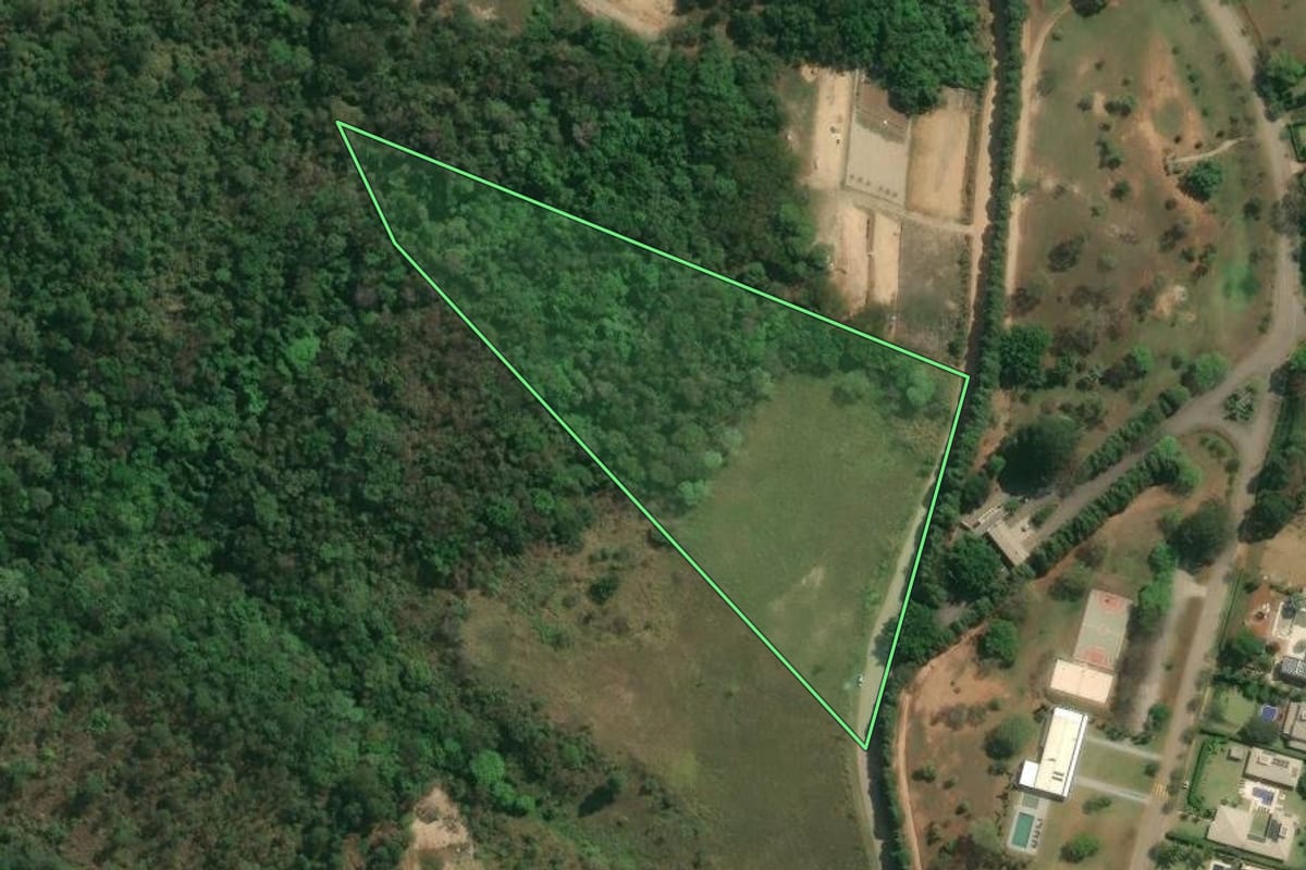 Imagem de satélite do imóvel rural em Itu (SP), com o contorno declarado no CAR desenhado por cima.