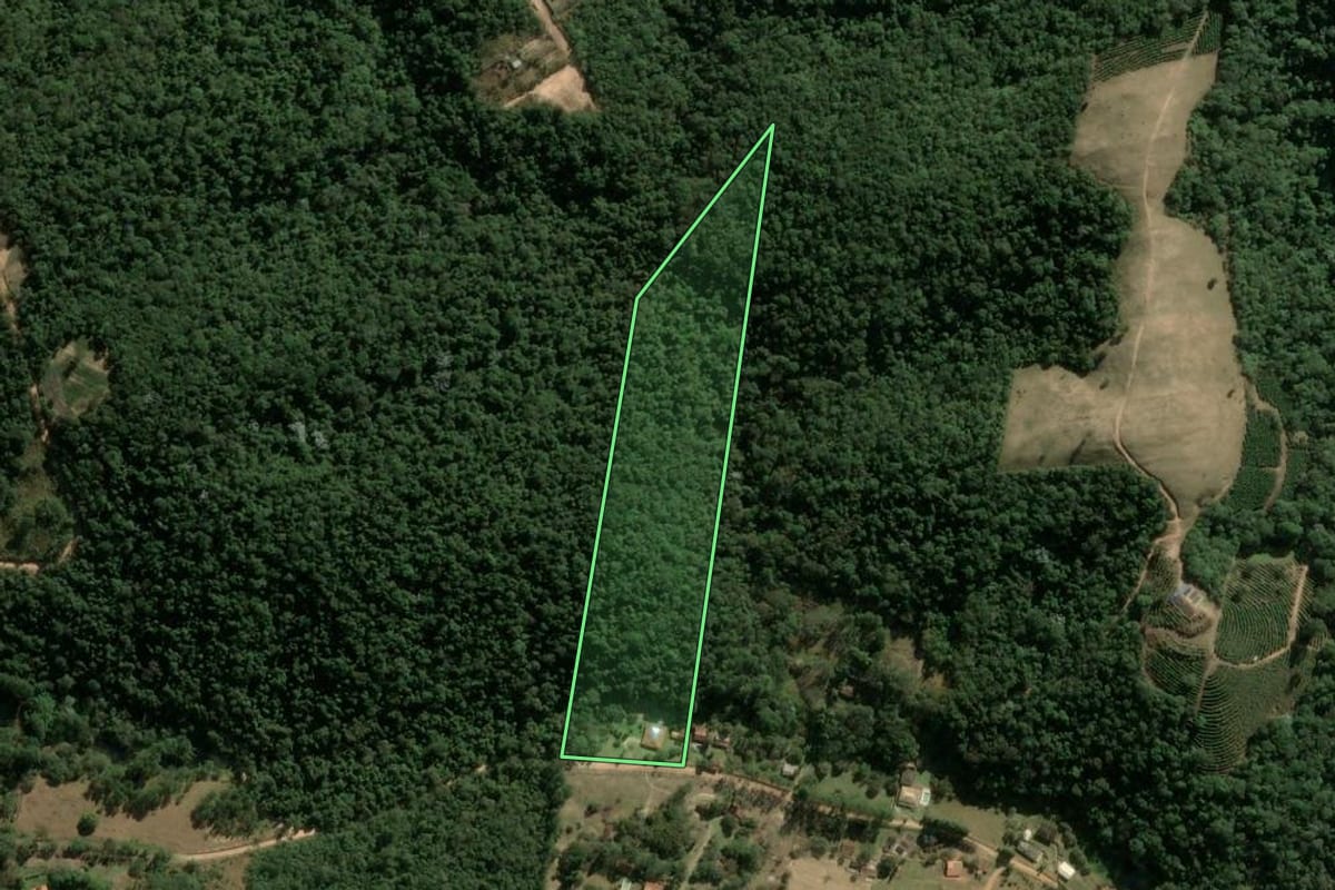 Imagem de satélite do imóvel rural em Itu (SP), com o contorno declarado no CAR desenhado por cima.
