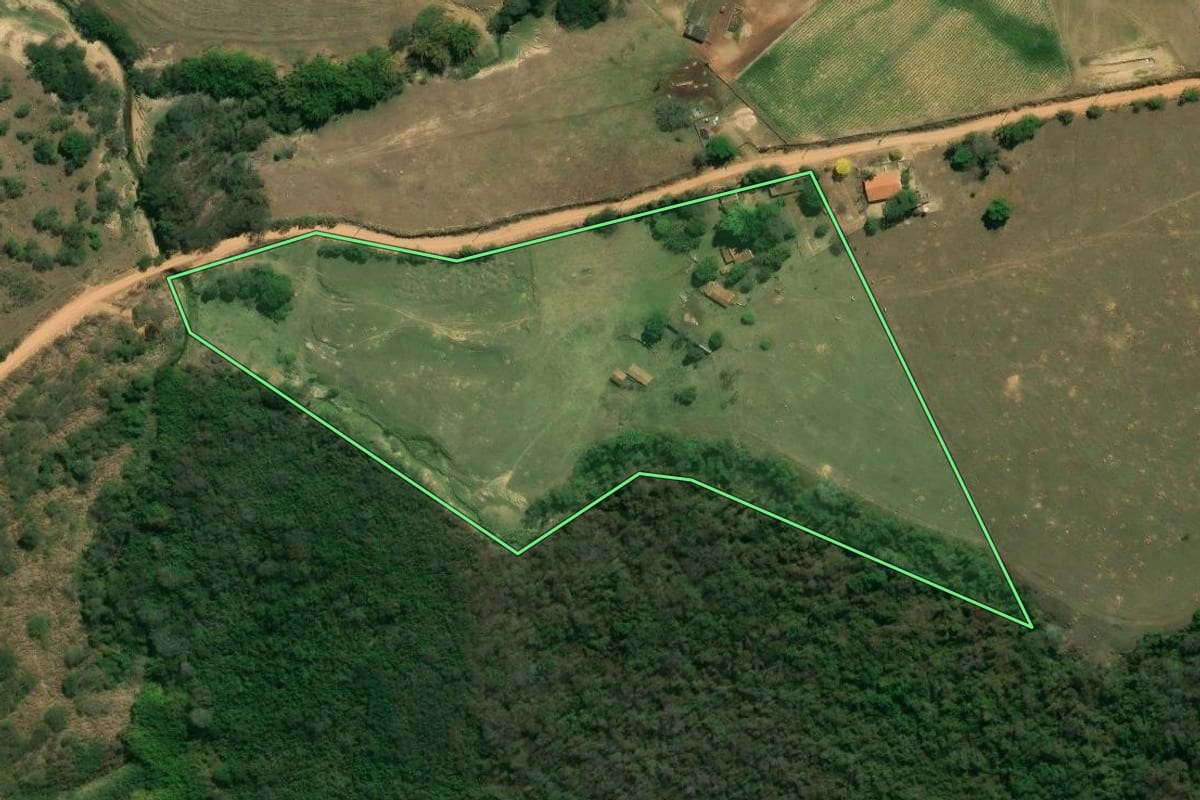Imagem de satélite do imóvel rural em Itu (SP), com o contorno declarado no CAR desenhado por cima.