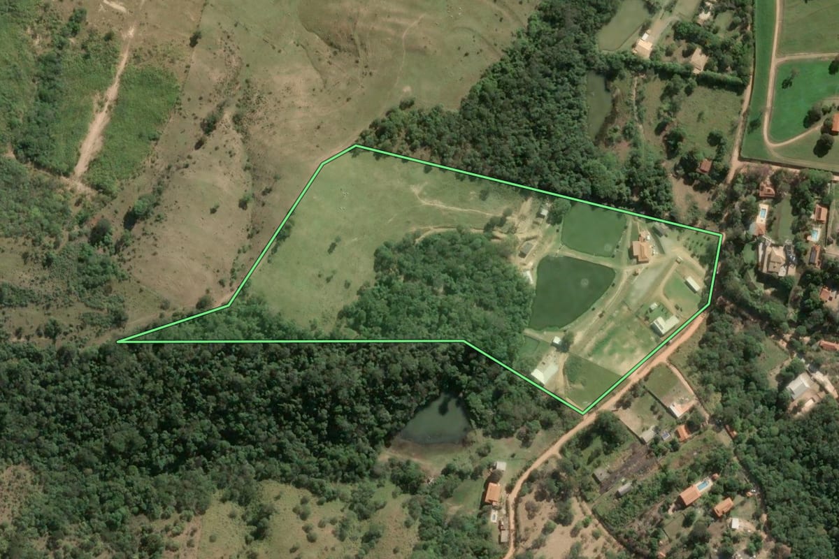 Imagem de satélite do imóvel rural em Itu (SP), com o contorno declarado no CAR desenhado por cima.