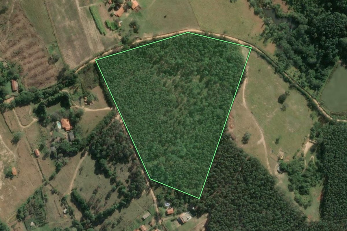 Imagem de satélite do imóvel rural em Itu (SP), com o contorno declarado no CAR desenhado por cima.