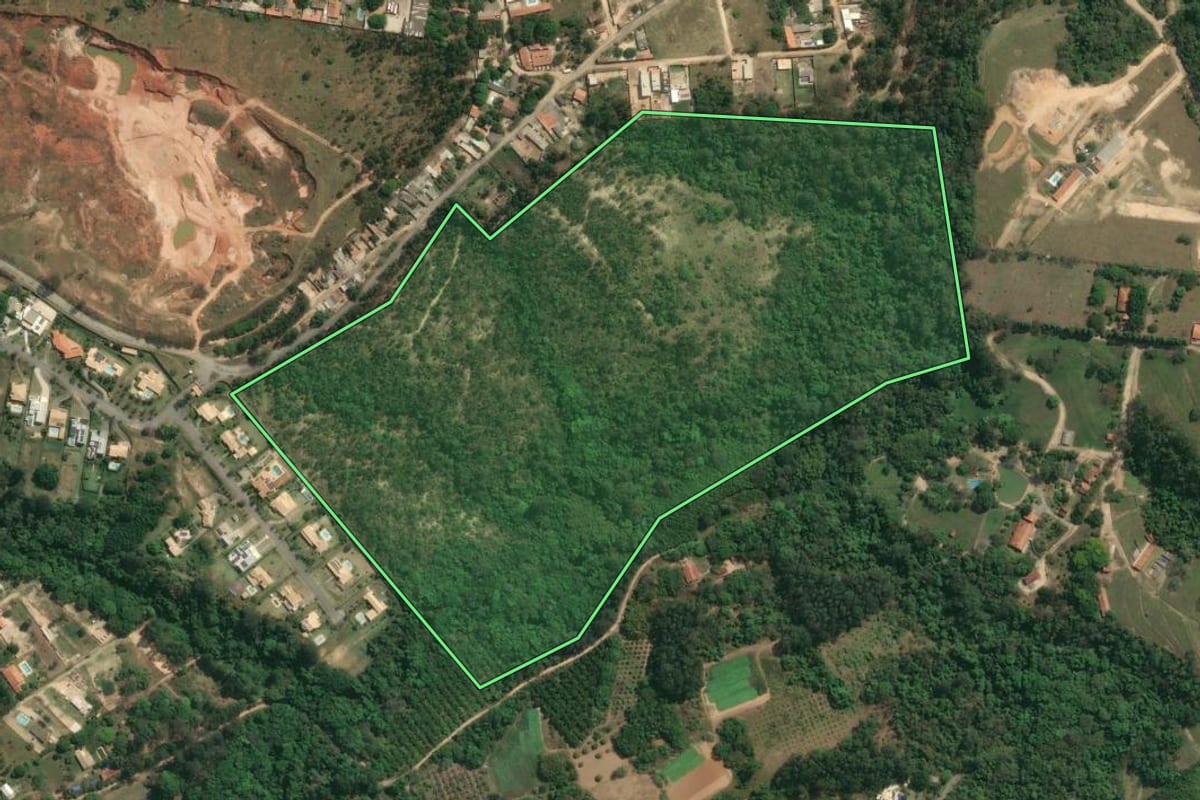 Imagem de satélite do imóvel rural em Itu (SP), com o contorno declarado no CAR desenhado por cima.