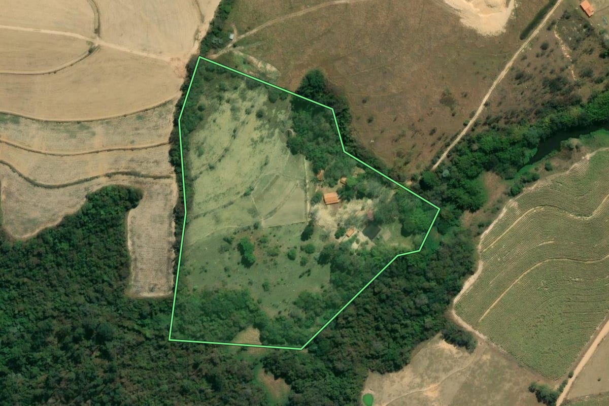 Imagem de satélite do imóvel rural em Itu (SP), com o contorno declarado no CAR desenhado por cima.