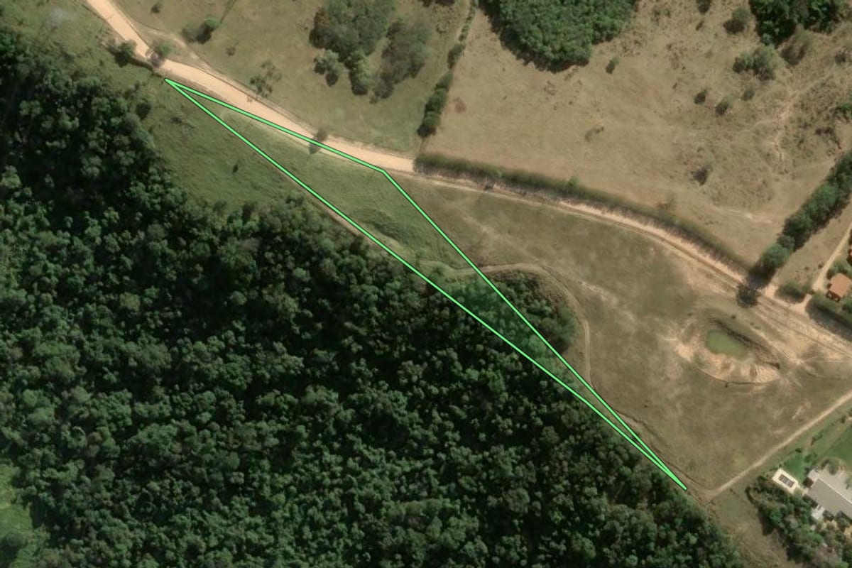 Imagem de satélite do imóvel rural em Itu (SP), com o contorno declarado no CAR desenhado por cima.
