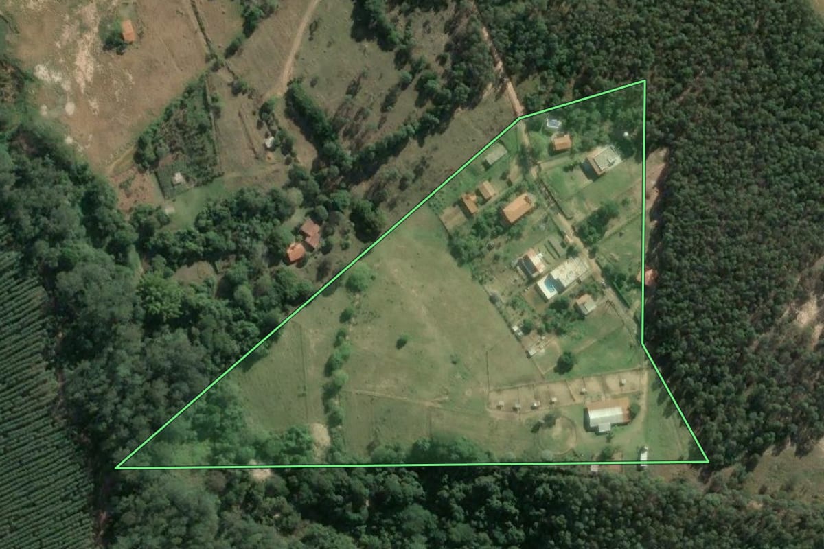 Imagem de satélite do imóvel rural em Itu (SP), com o contorno declarado no CAR desenhado por cima.