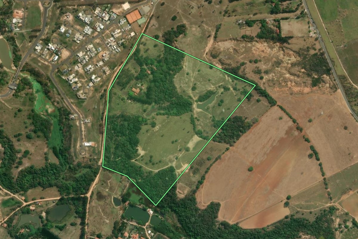 Imagem de satélite do imóvel rural em Itu (SP), com o contorno declarado no CAR desenhado por cima.