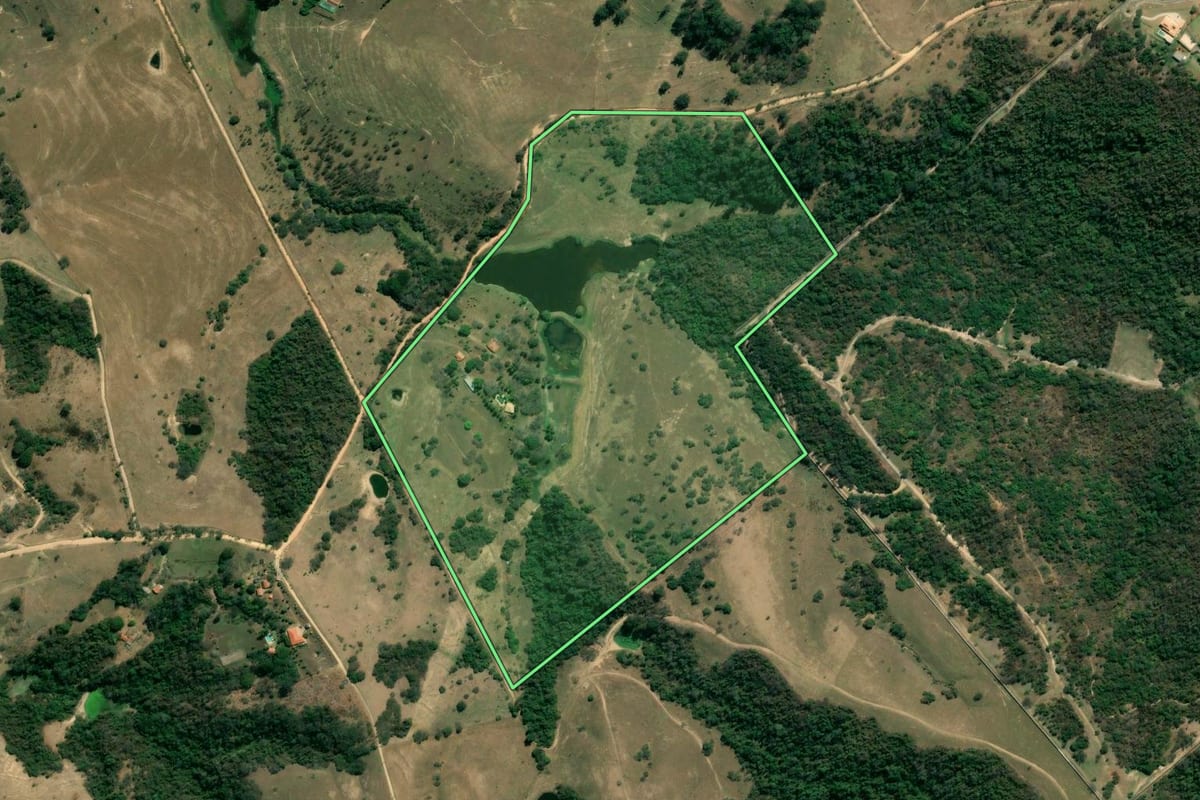 Imagem de satélite do imóvel rural em Itu (SP), com o contorno declarado no CAR desenhado por cima.