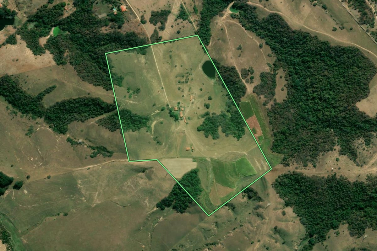 Imagem de satélite do imóvel rural em Itu (SP), com o contorno declarado no CAR desenhado por cima.