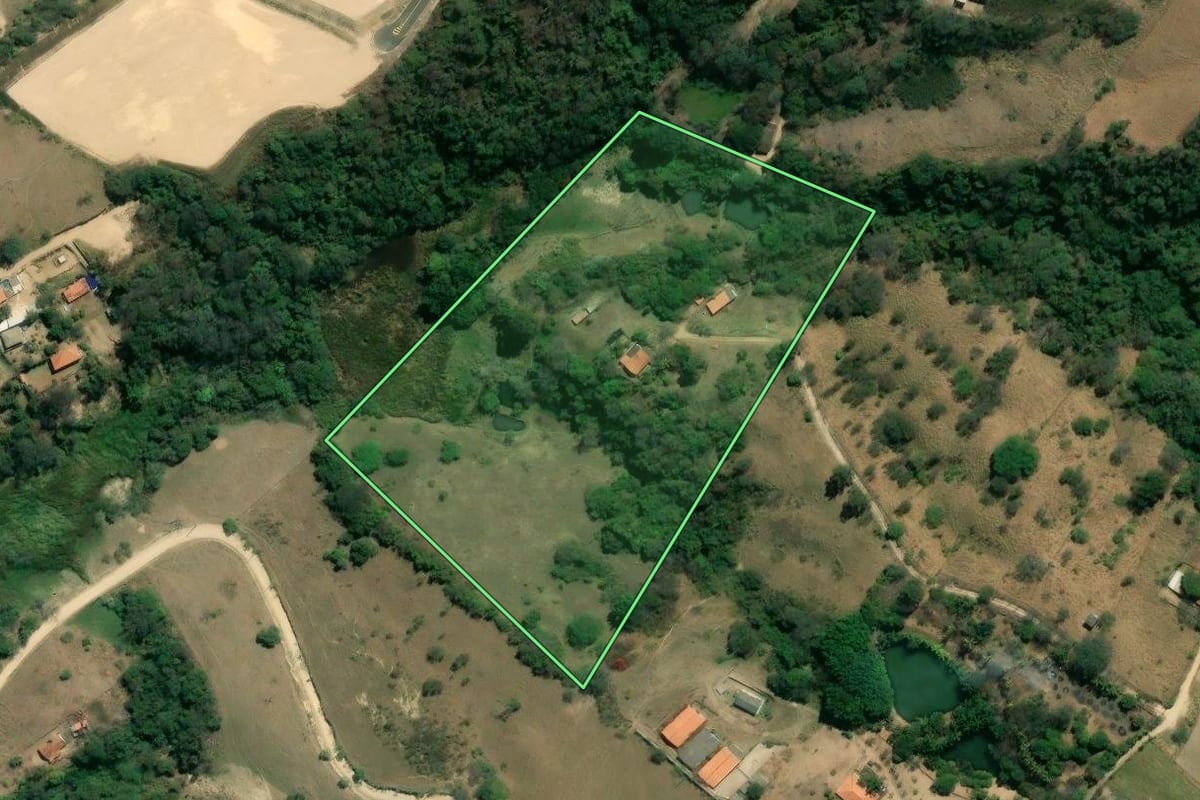 Imagem de satélite do imóvel rural em Itu (SP), com o contorno declarado no CAR desenhado por cima.