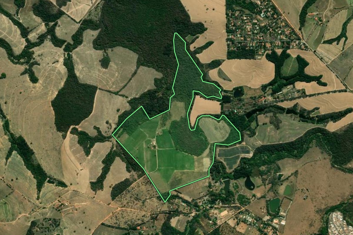 Imagem de satélite do imóvel rural em Itu (SP), com o contorno declarado no CAR desenhado por cima.