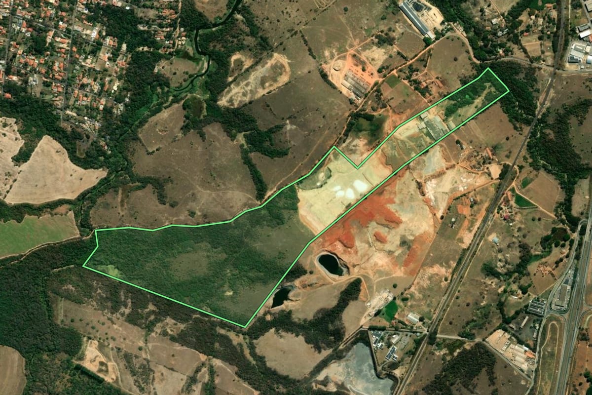Imagem de satélite do imóvel rural em Itu (SP), com o contorno declarado no CAR desenhado por cima.