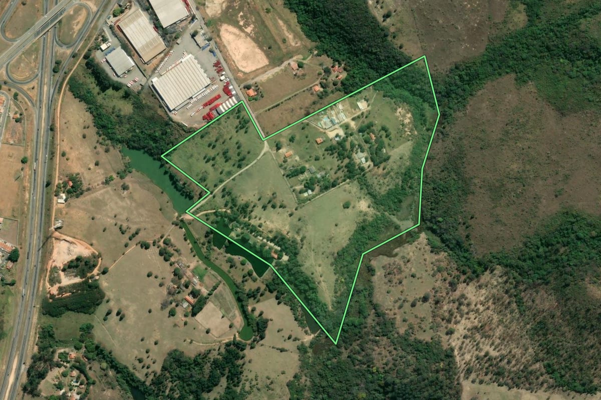 Imagem de satélite do imóvel rural em Itu (SP), com o contorno declarado no CAR desenhado por cima.