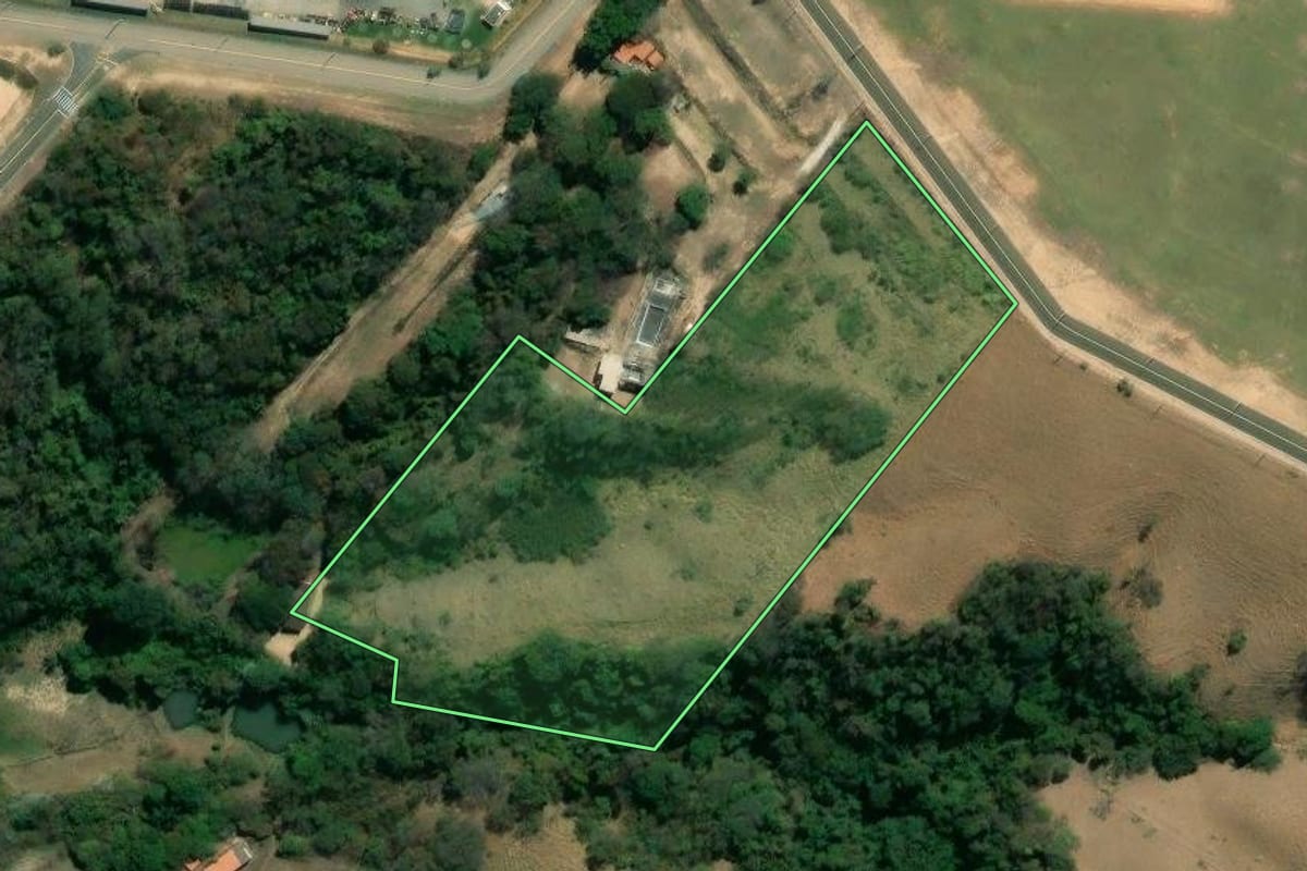 Imagem de satélite do imóvel rural em Itu (SP), com o contorno declarado no CAR desenhado por cima.