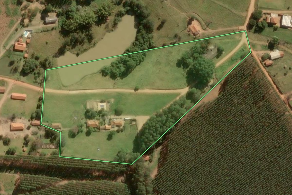 Imagem de satélite do imóvel rural em Itu (SP), com o contorno declarado no CAR desenhado por cima.
