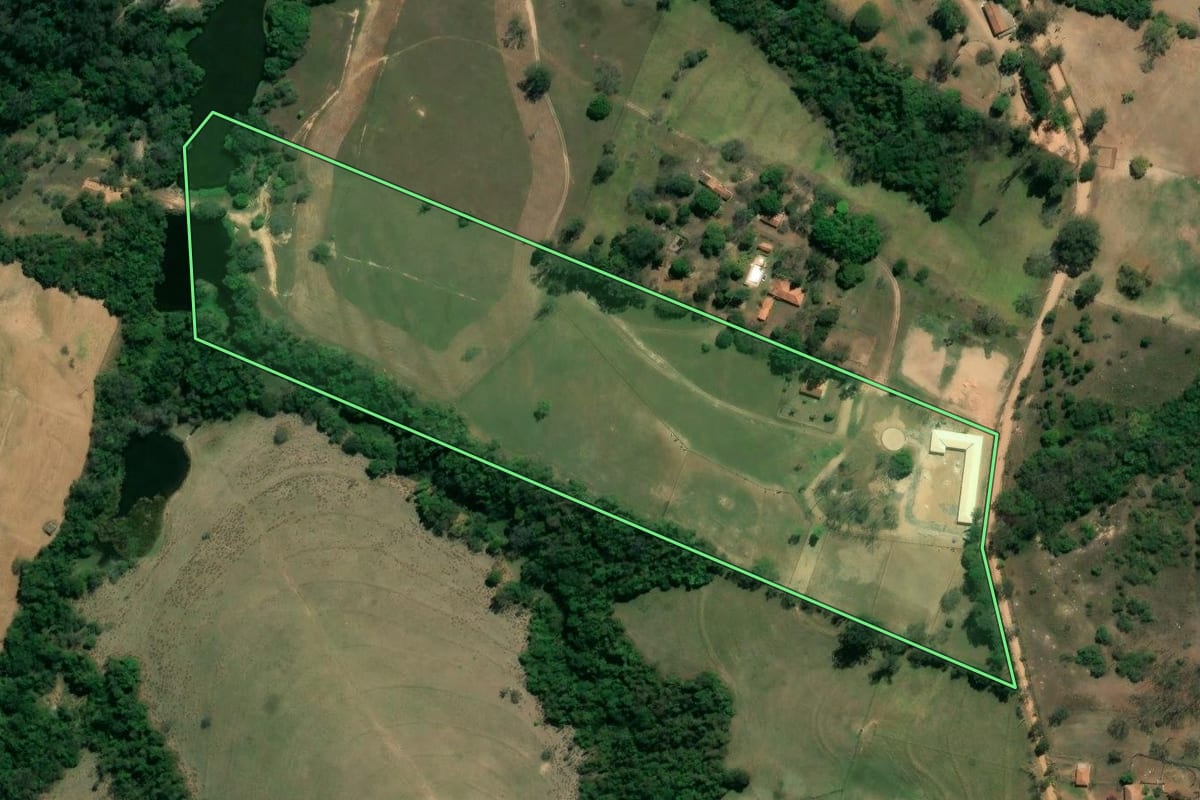 Imagem de satélite do imóvel rural em Itu (SP), com o contorno declarado no CAR desenhado por cima.