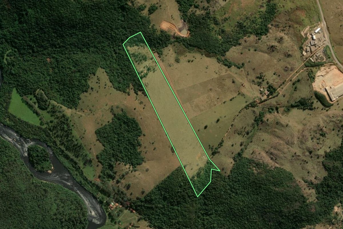 Imagem de satélite do imóvel rural em Itu (SP), com o contorno declarado no CAR desenhado por cima.