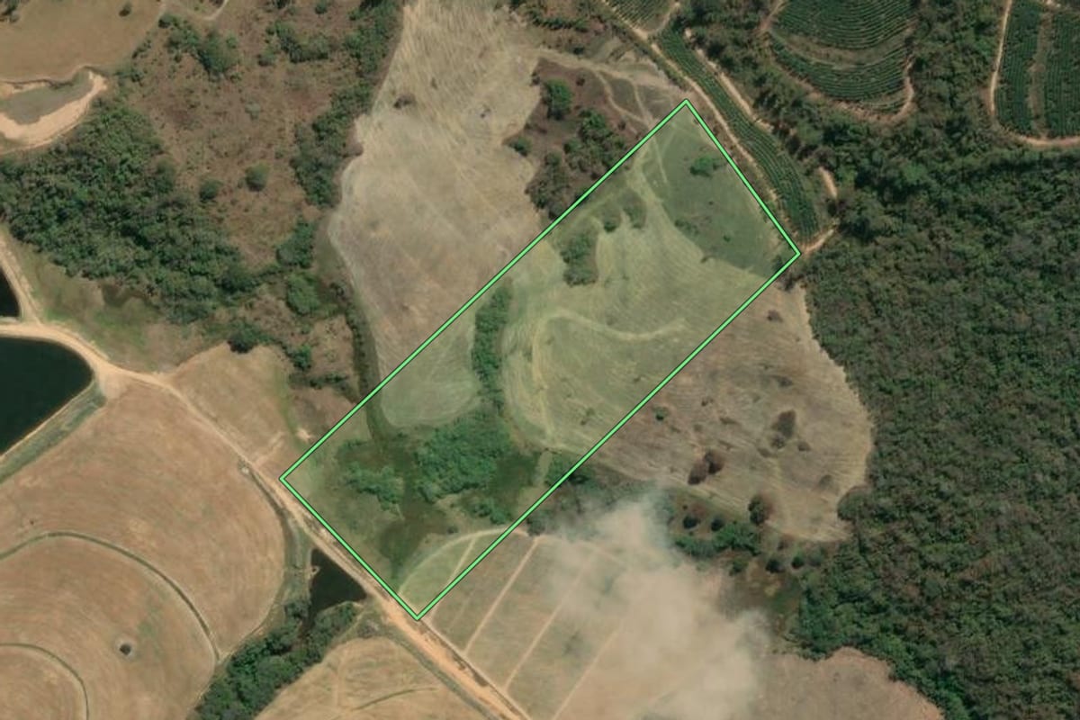 Imagem de satélite do imóvel rural em Itu (SP), com o contorno declarado no CAR desenhado por cima.