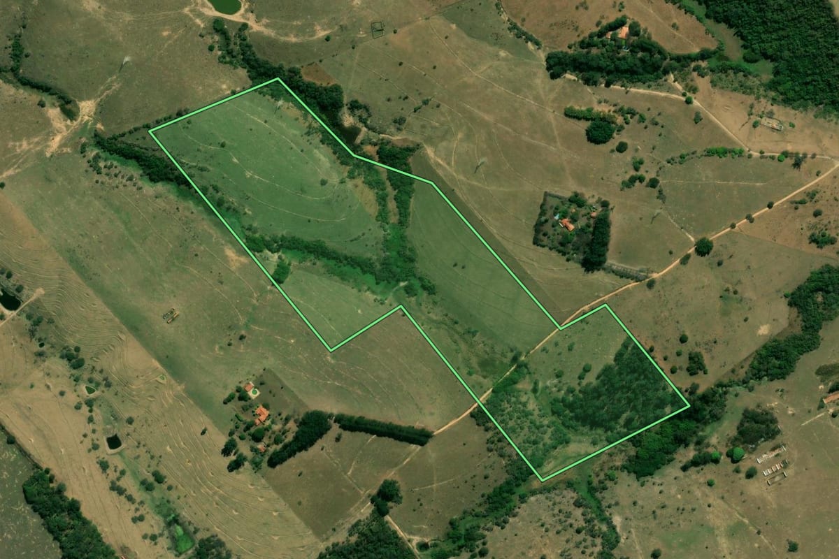 Imagem de satélite do imóvel rural em Itu (SP), com o contorno declarado no CAR desenhado por cima.