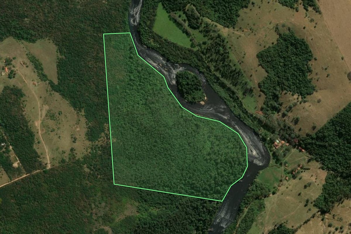 Imagem de satélite do imóvel rural em Itu (SP), com o contorno declarado no CAR desenhado por cima.