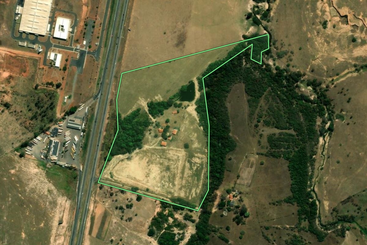 Imagem de satélite do imóvel rural em Itu (SP), com o contorno declarado no CAR desenhado por cima.