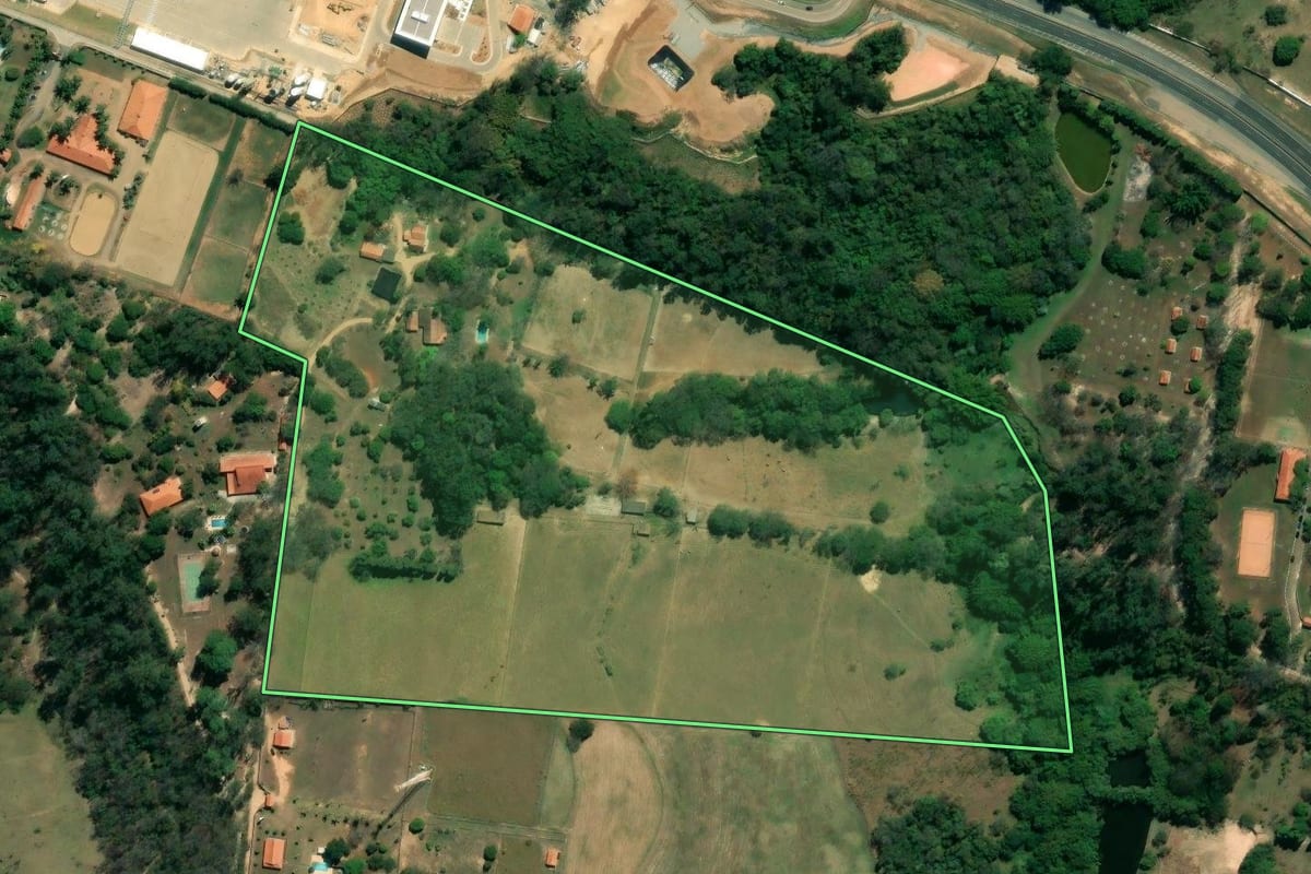 Imagem de satélite do imóvel rural em Itu (SP), com o contorno declarado no CAR desenhado por cima.