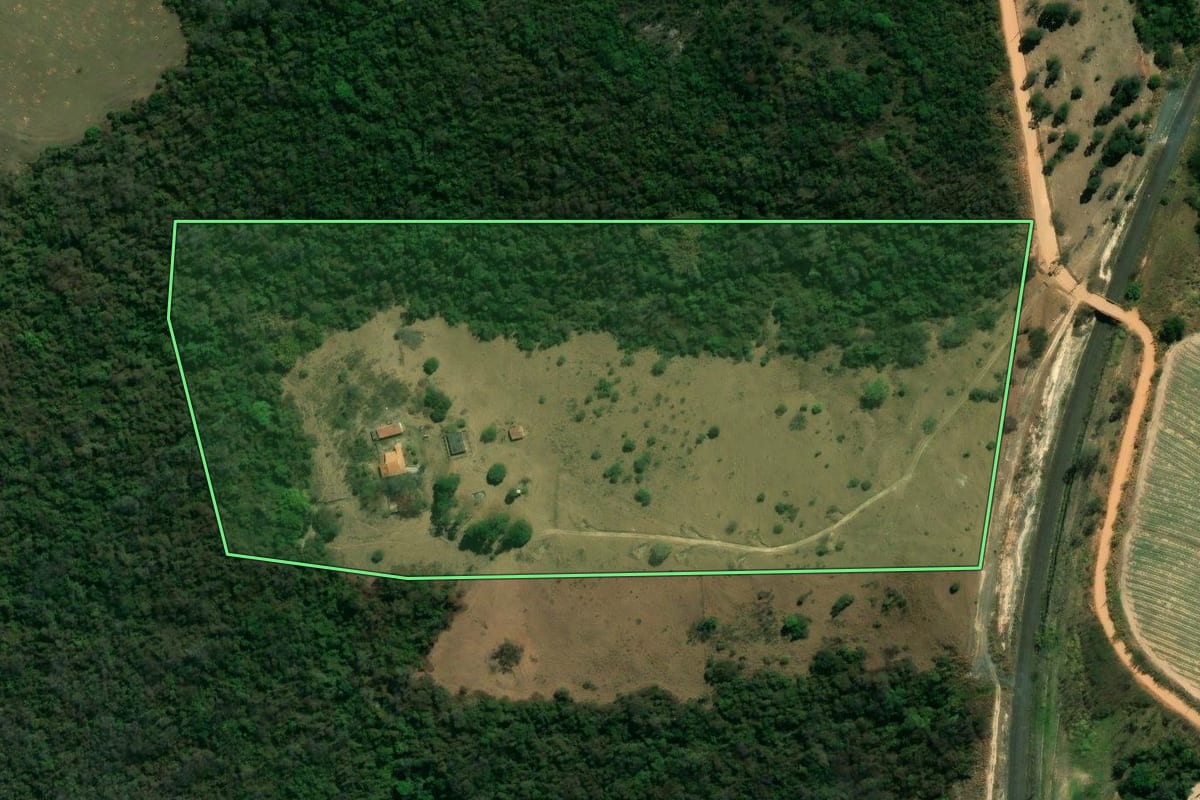 Imagem de satélite do imóvel rural em Itu (SP), com o contorno declarado no CAR desenhado por cima.