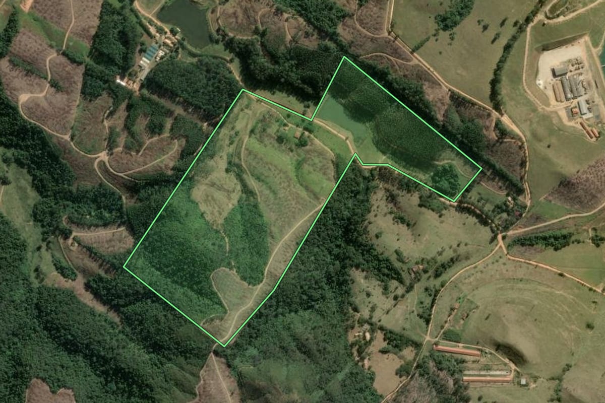 Imagem de satélite do imóvel rural em Itu (SP), com o contorno declarado no CAR desenhado por cima.
